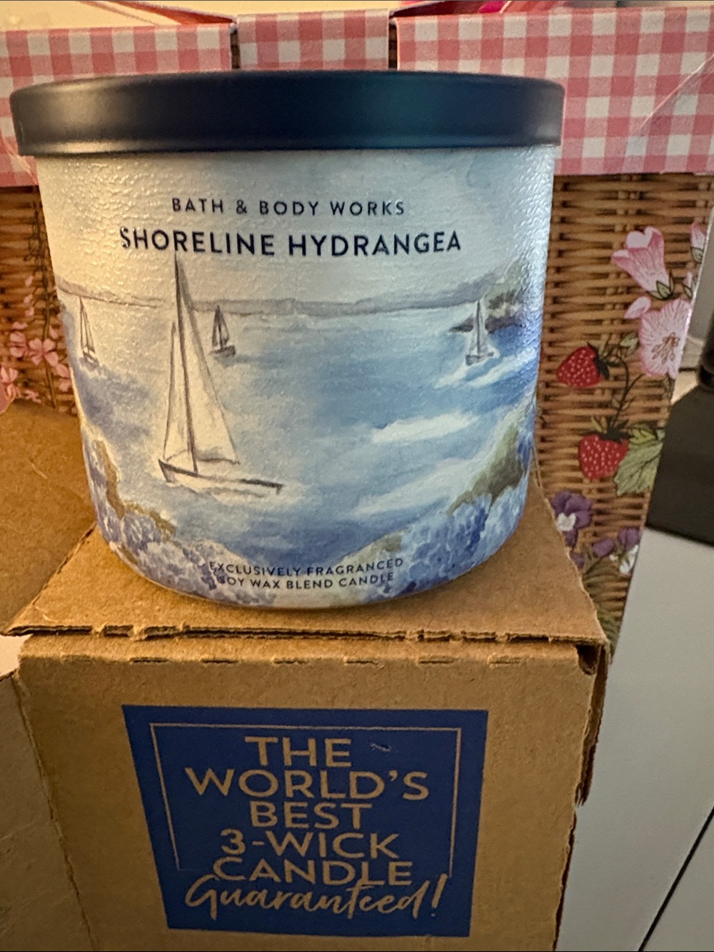 Bath & Body Works Shoreline Hydrangea Candle - Blue & White